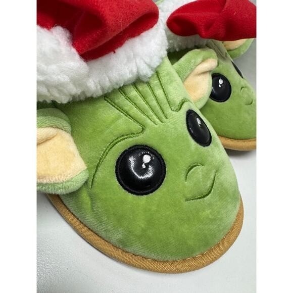 New Star Wars Mandalorian The Child Baby Yoda Unisex Slippers with Santa Hat - Picture 3 of 6